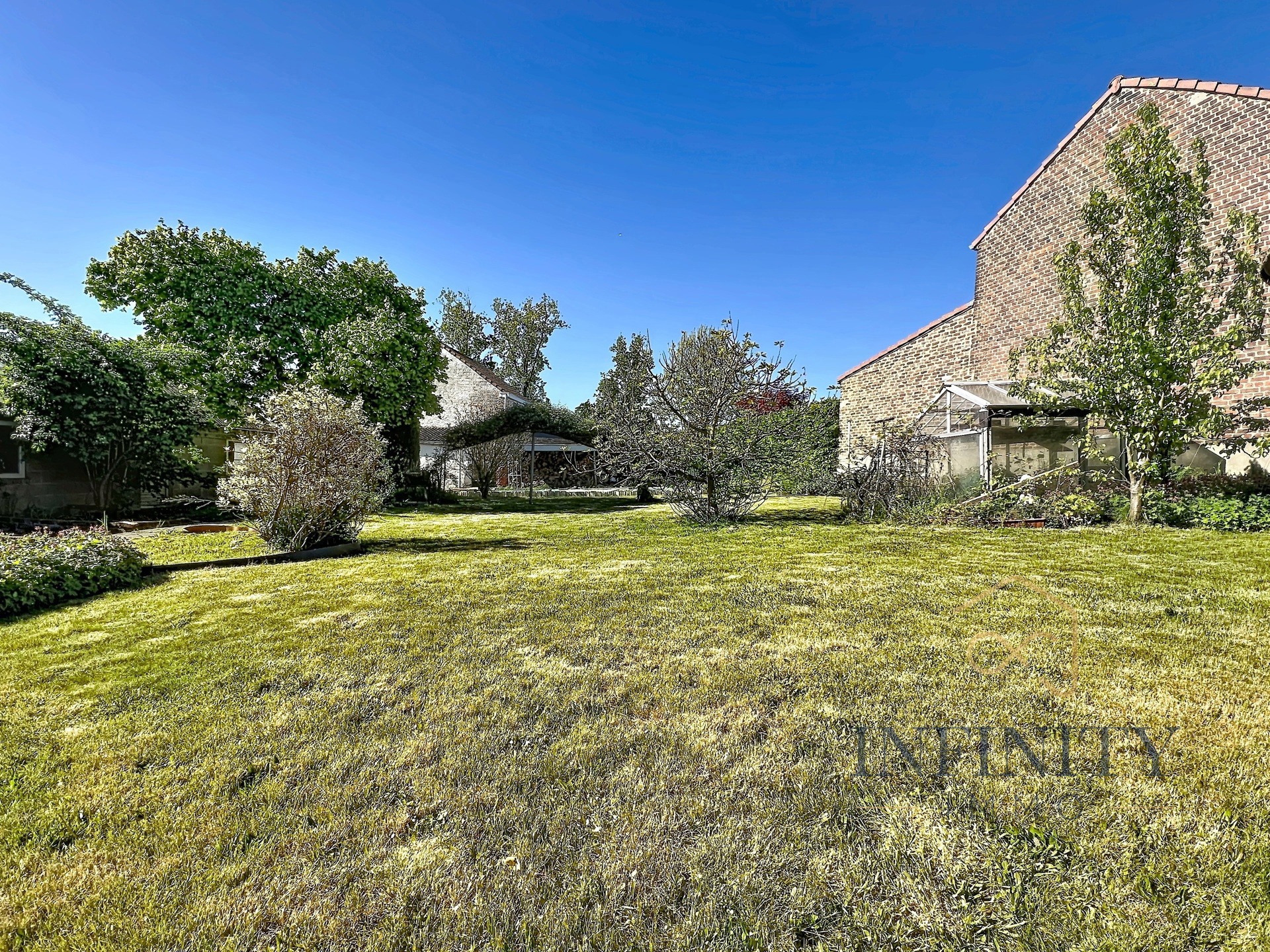 ANCIEN CORPS DE FERME - 4 CH - JARDIN - GARAGES