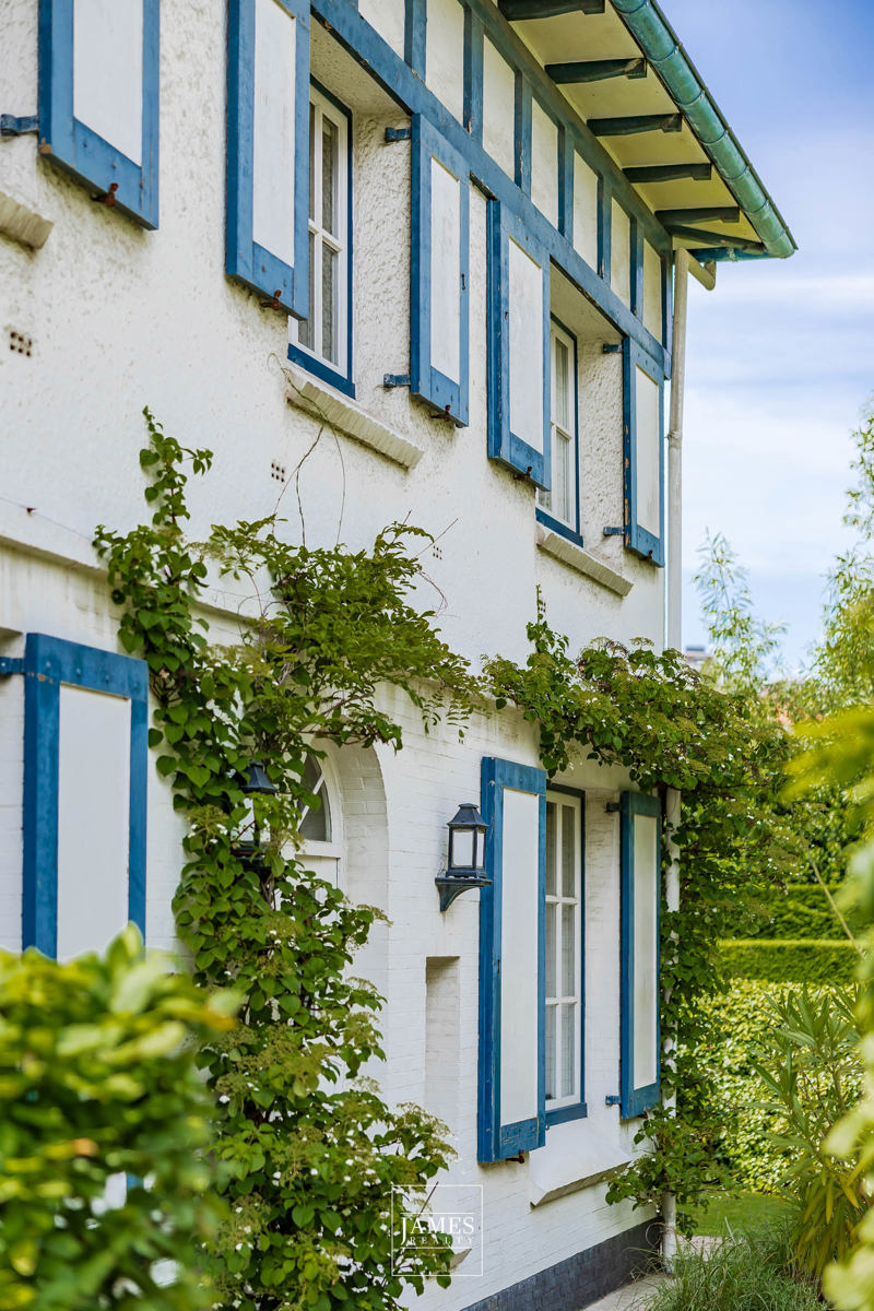 Une villa trois façades de style anglo-normand à deux pas de la plage - Image 4