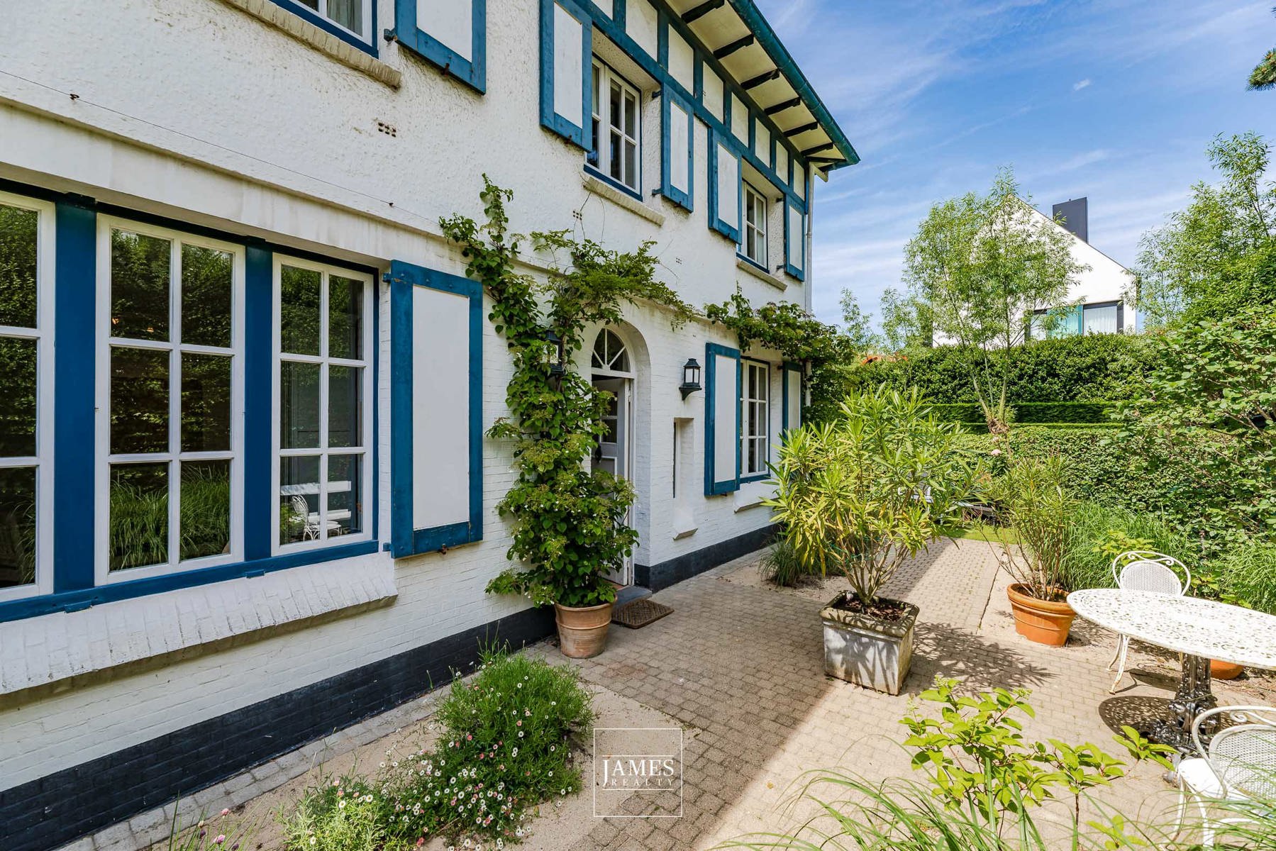 Une villa trois façades de style anglo-normand à deux pas de la plage - Image 3