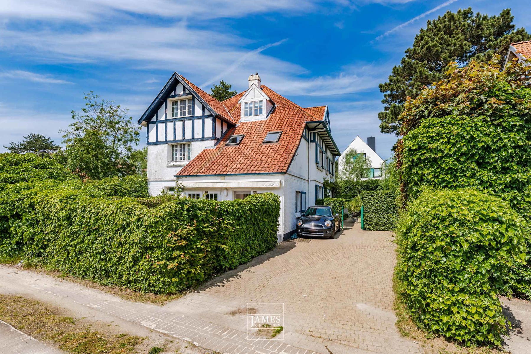 Une villa trois façades de style anglo-normand à deux pas de la plage - Image 6
