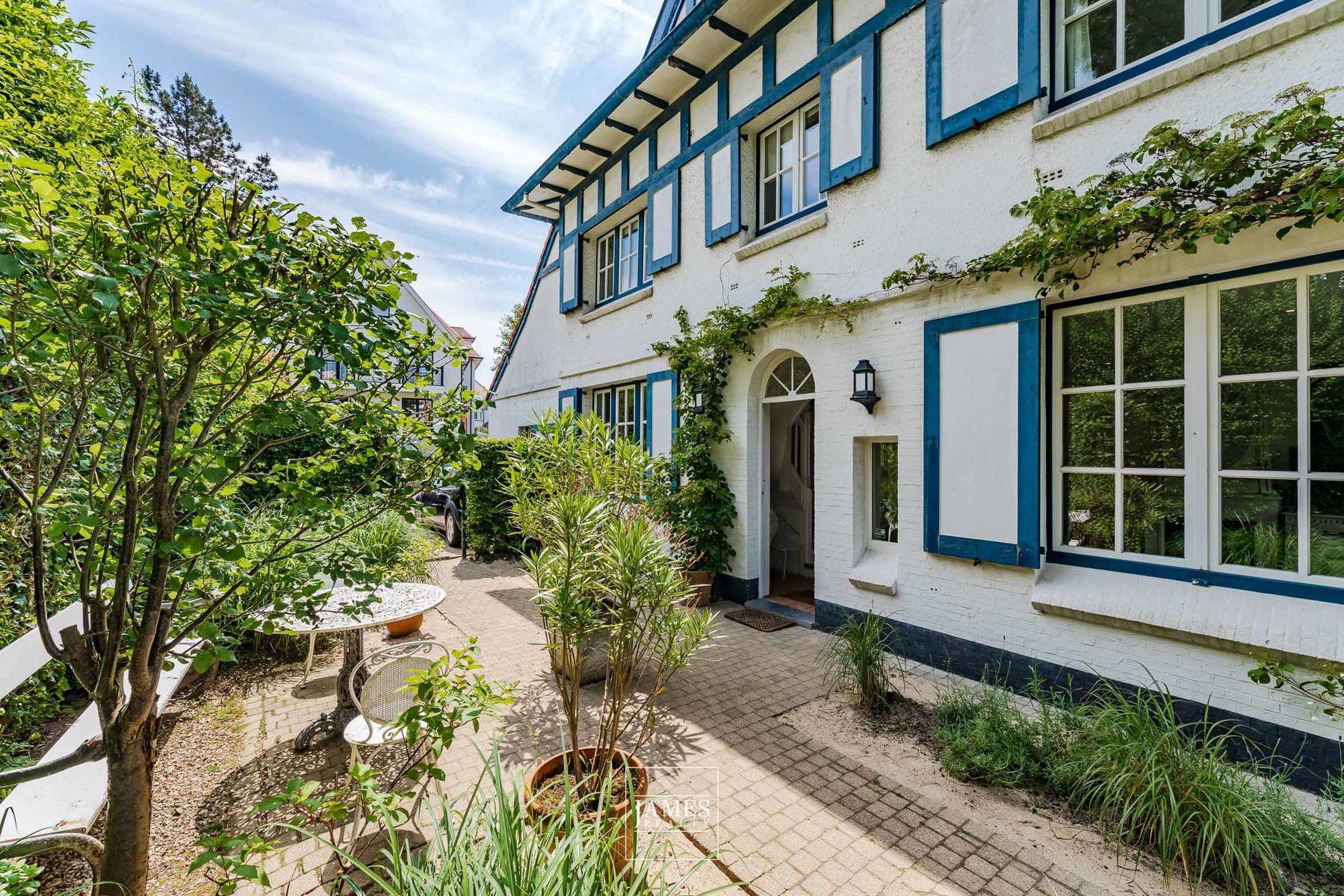 Une villa trois façades de style anglo-normand à deux pas de la plage - Image 1
