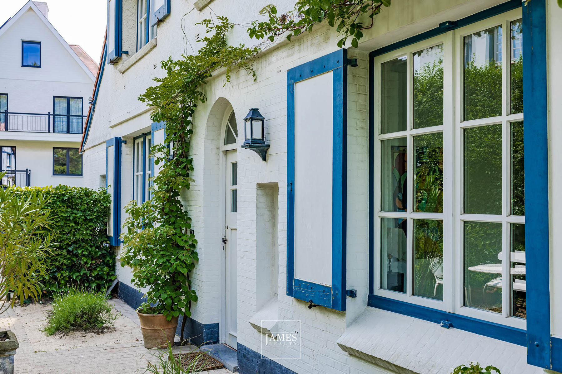 Une villa trois façades de style anglo-normand à deux pas de la plage - Image 5