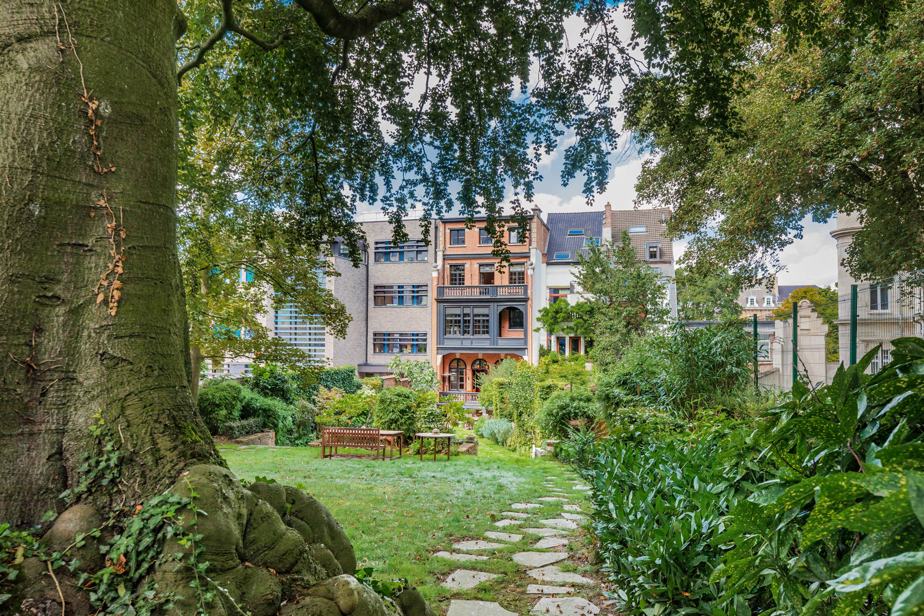 Un hôtel de maître avec superbe jardin Place Jamblinne de Meux - Image 1
