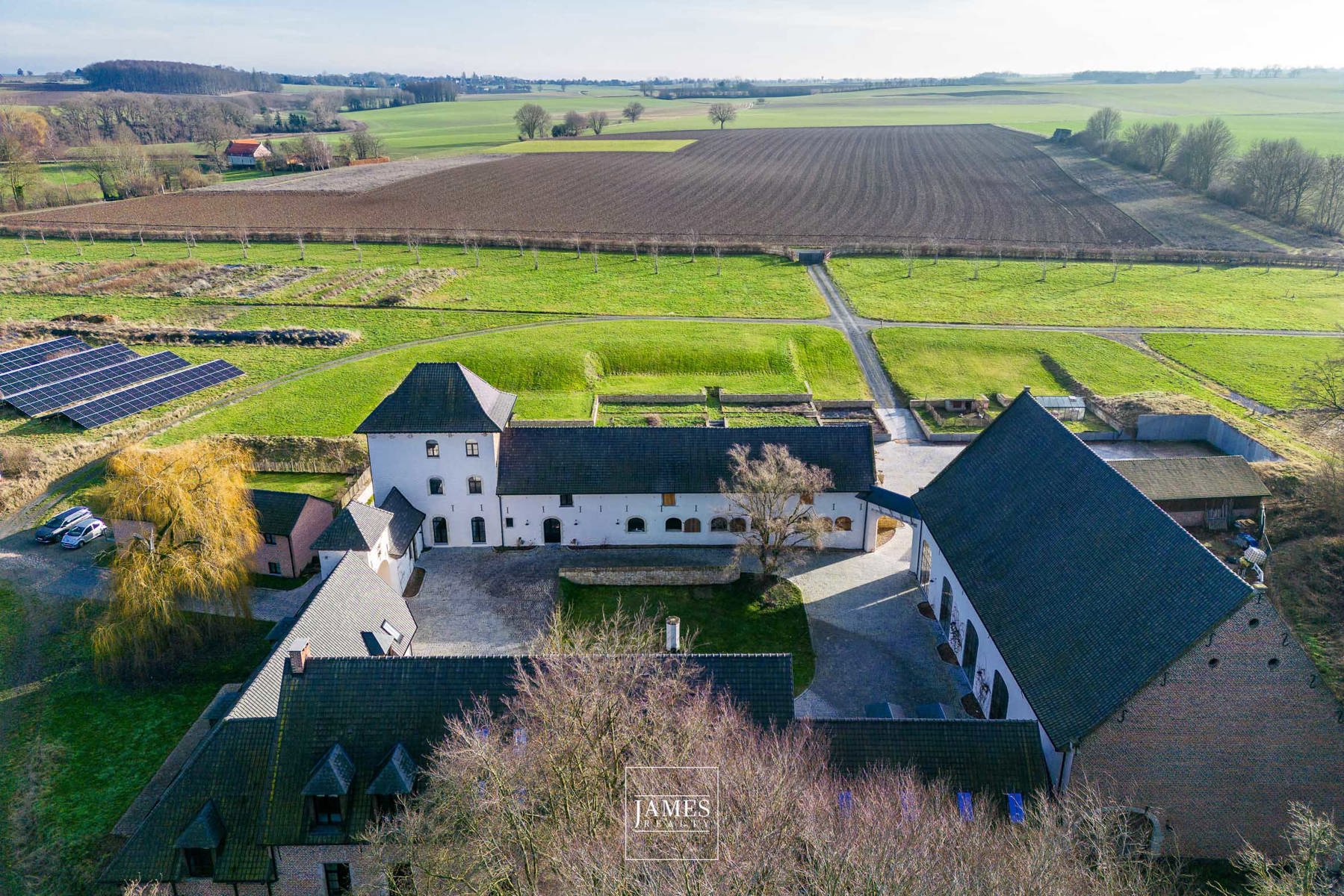 Une ferme équestre datant du 18ème - Image 1