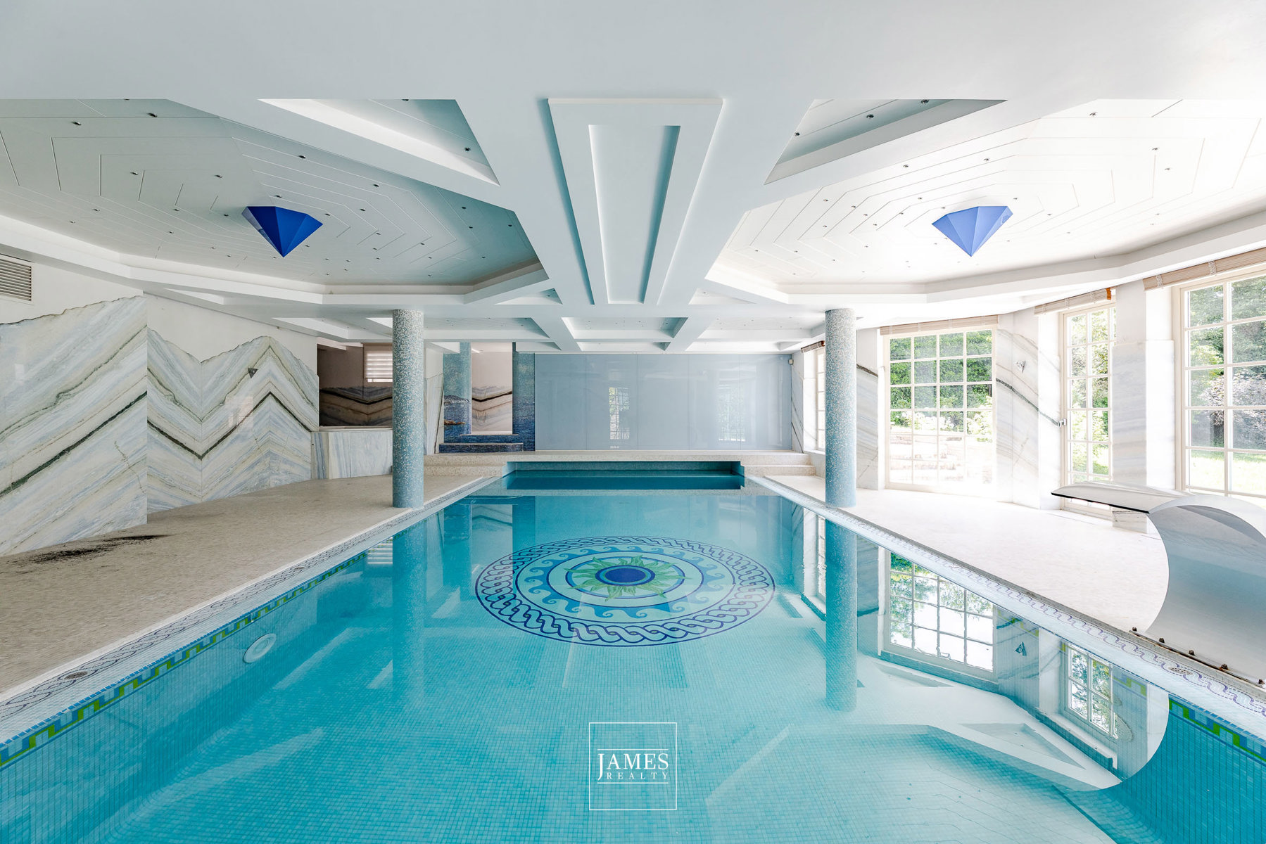 Une villa avec piscine intérieure quartier Prince d'Orange - Image 7
