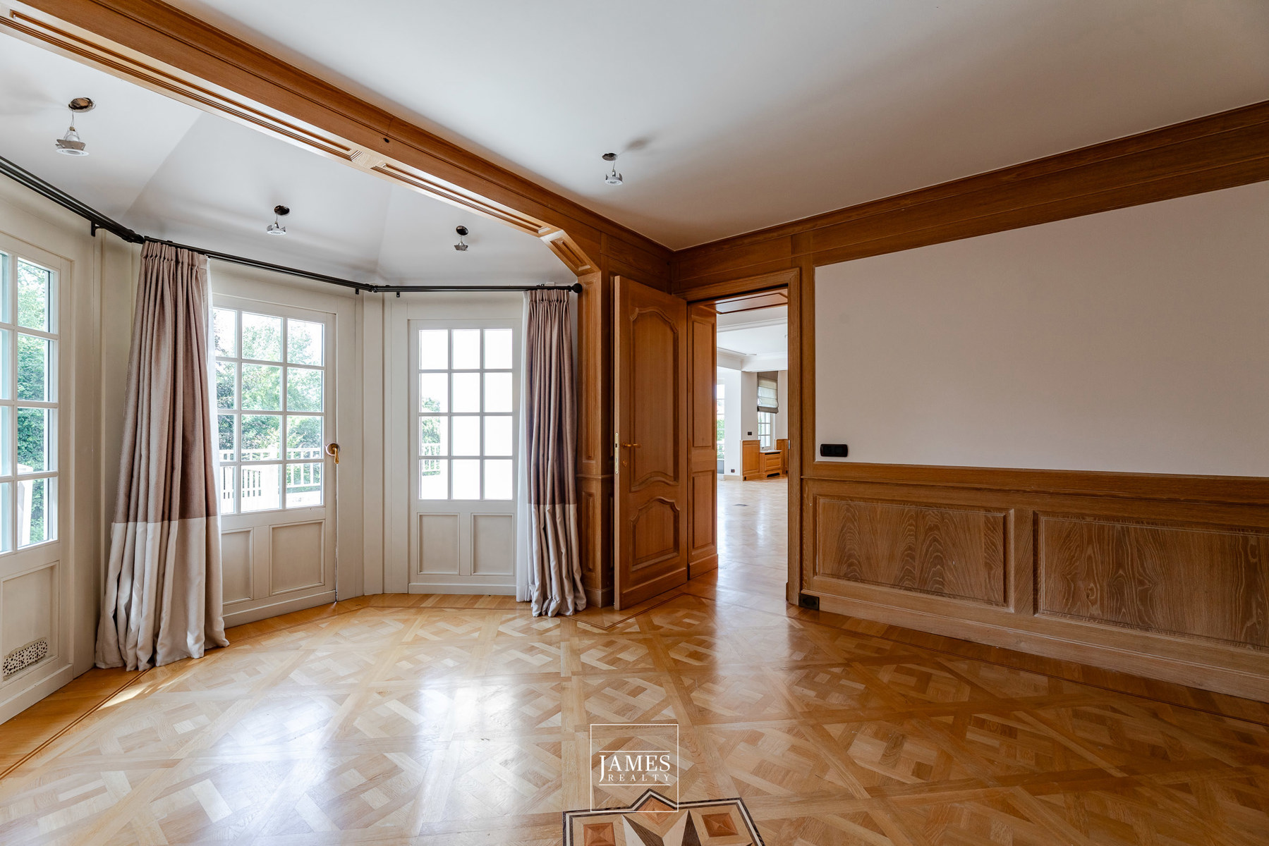 Une villa avec piscine intérieure quartier Prince d'Orange - Image 24