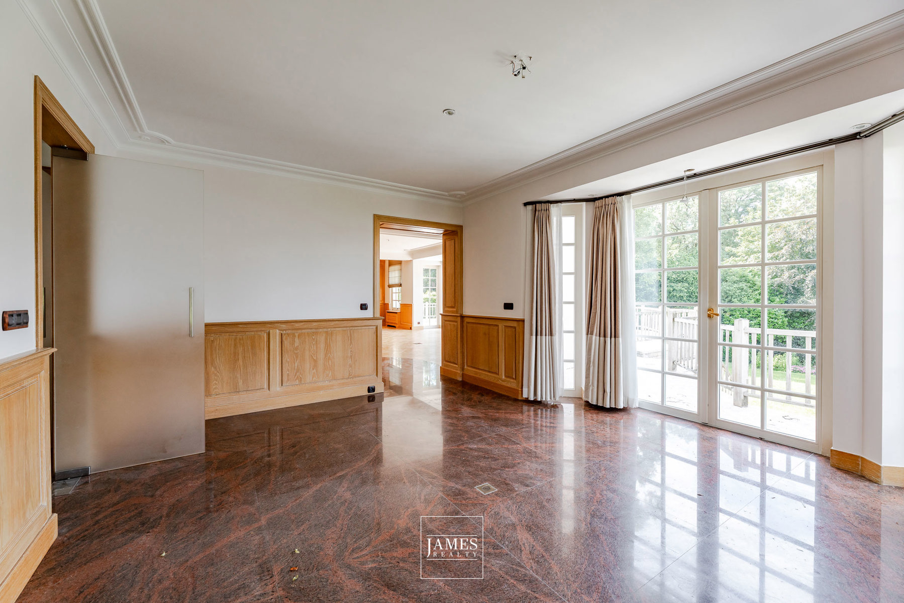 Une villa avec piscine intérieure quartier Prince d'Orange - Image 18