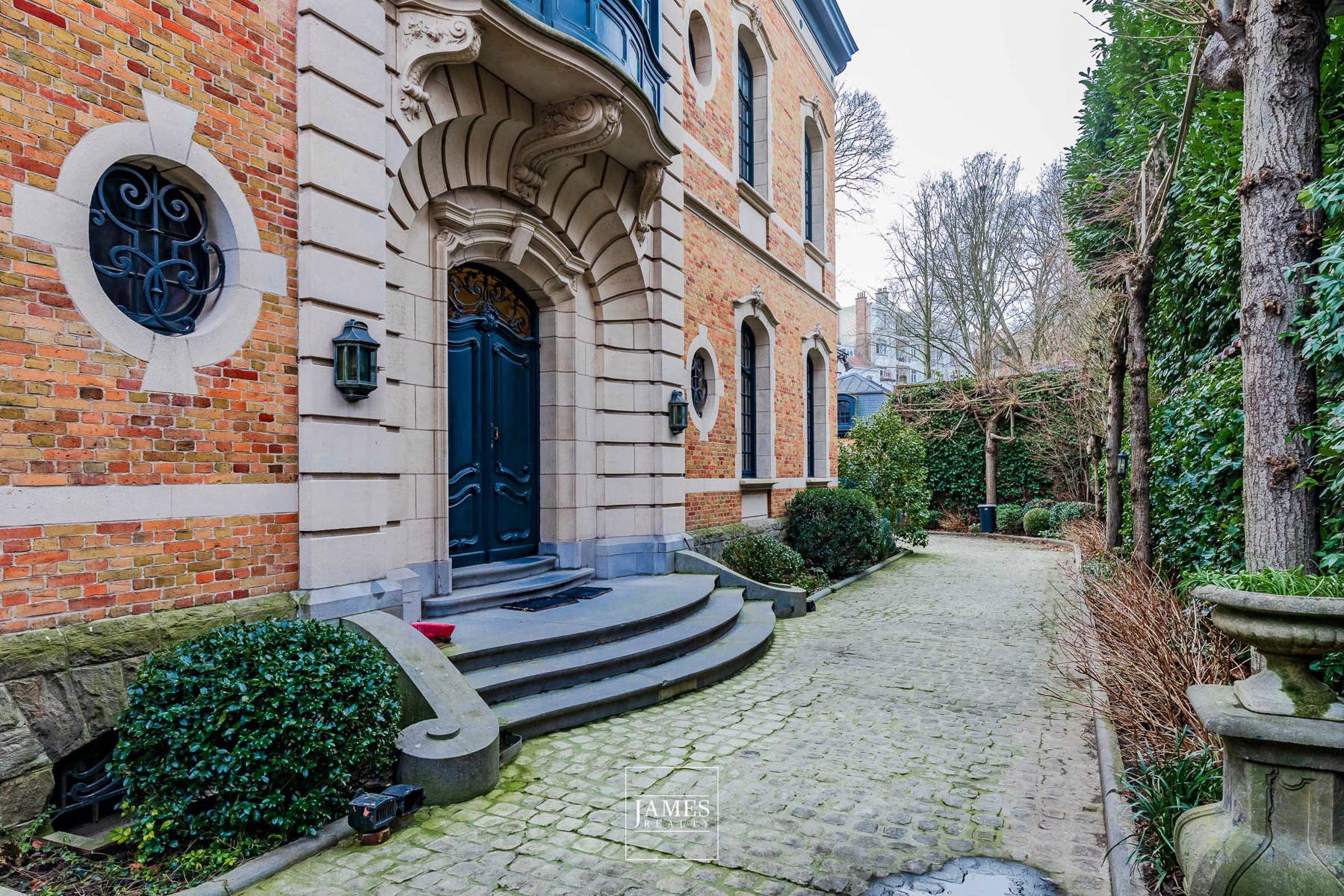 Un hôtel particulier avec jardin et arrière-maison quartier Molière - Image 6