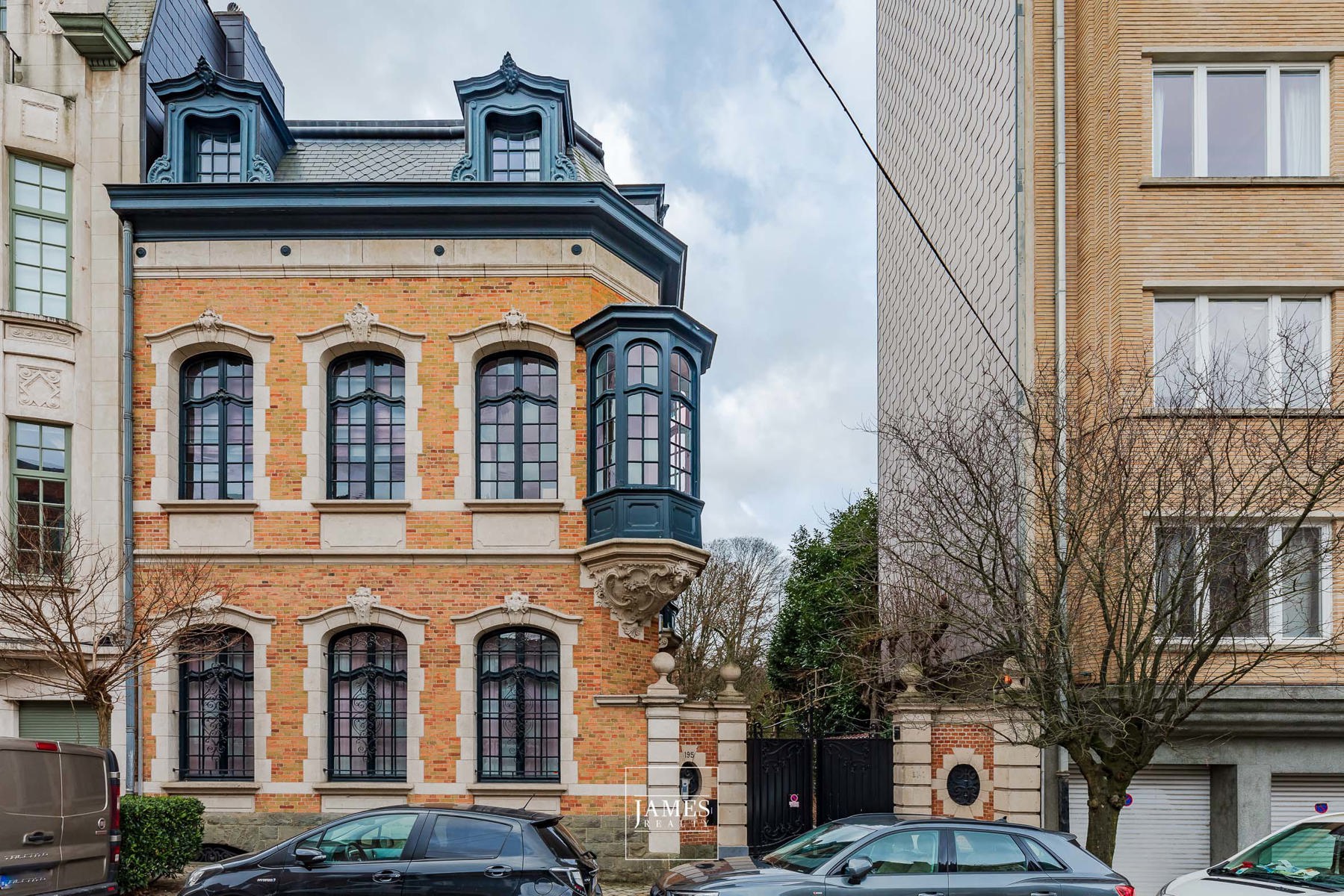 Un hôtel particulier avec jardin et arrière-maison quartier Molière - Image 2