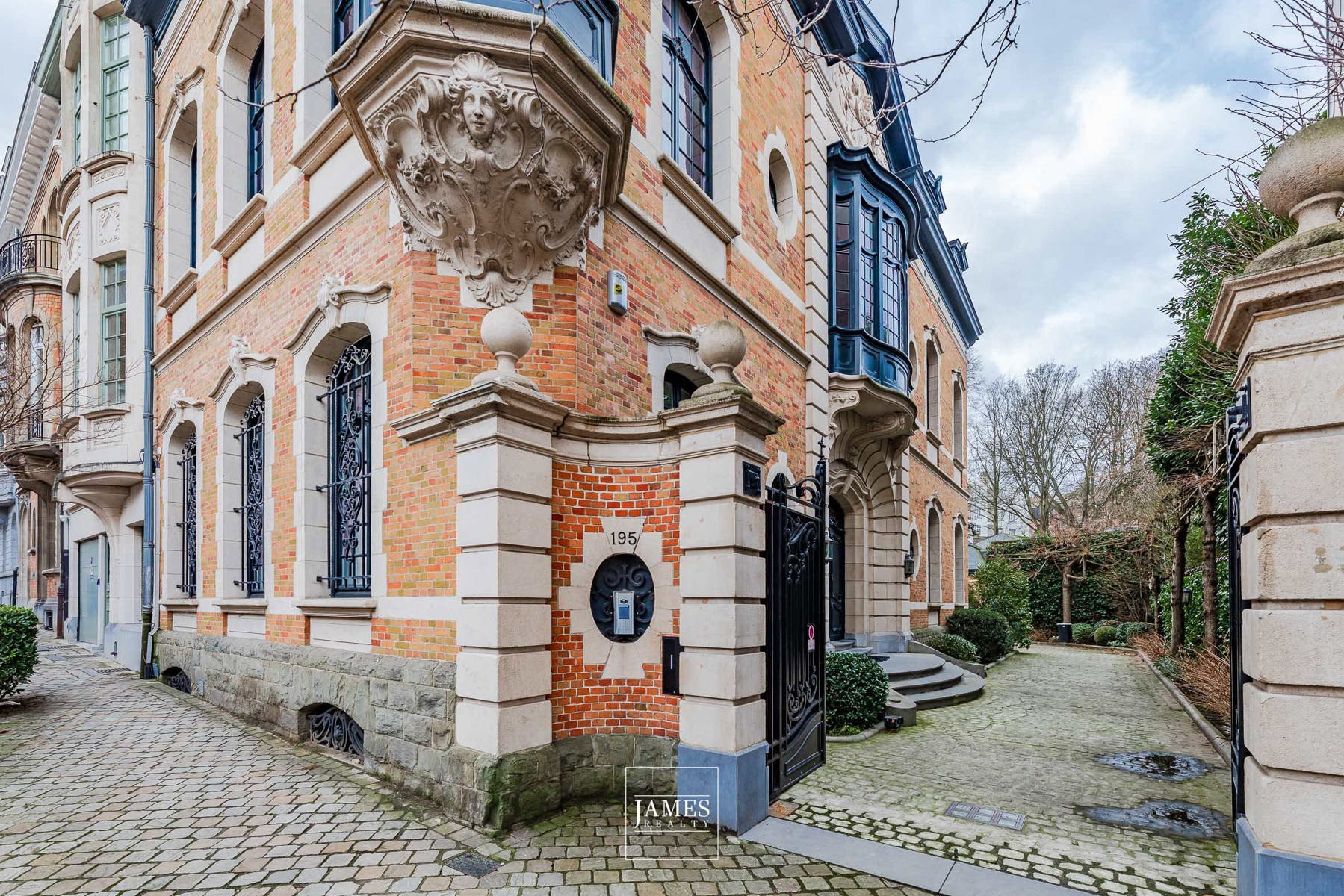 Un hôtel particulier avec jardin et arrière-maison quartier Molière - Image 4