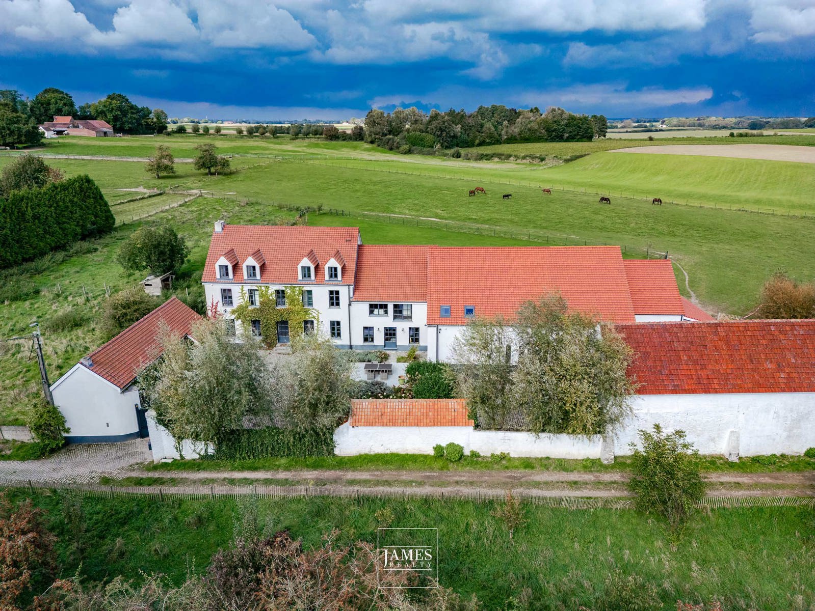 Une propriété sur 1,5 hectare option terrains constructibles - Image 3