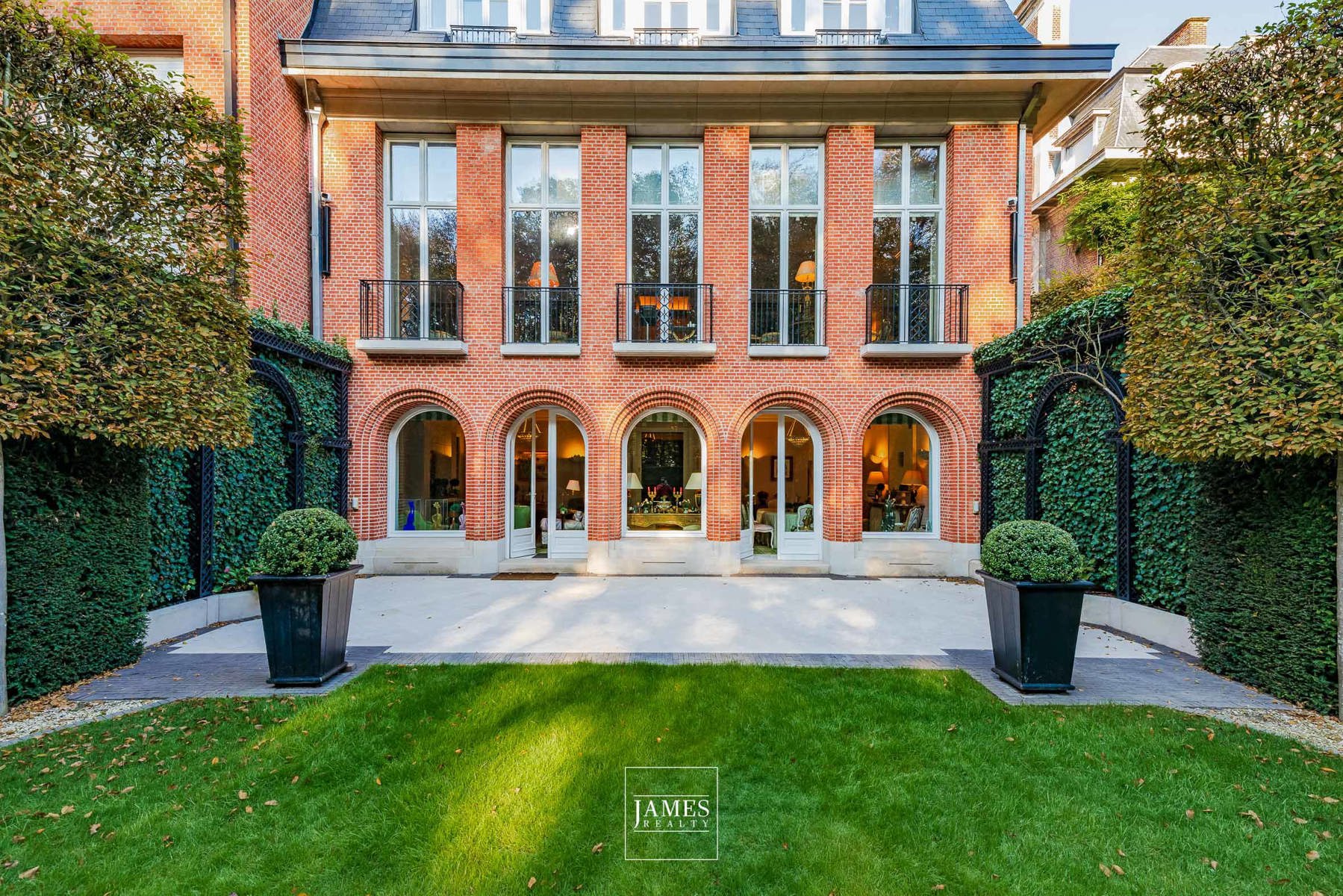 Un hôtel particulier dans le Square du Bois - Image 7