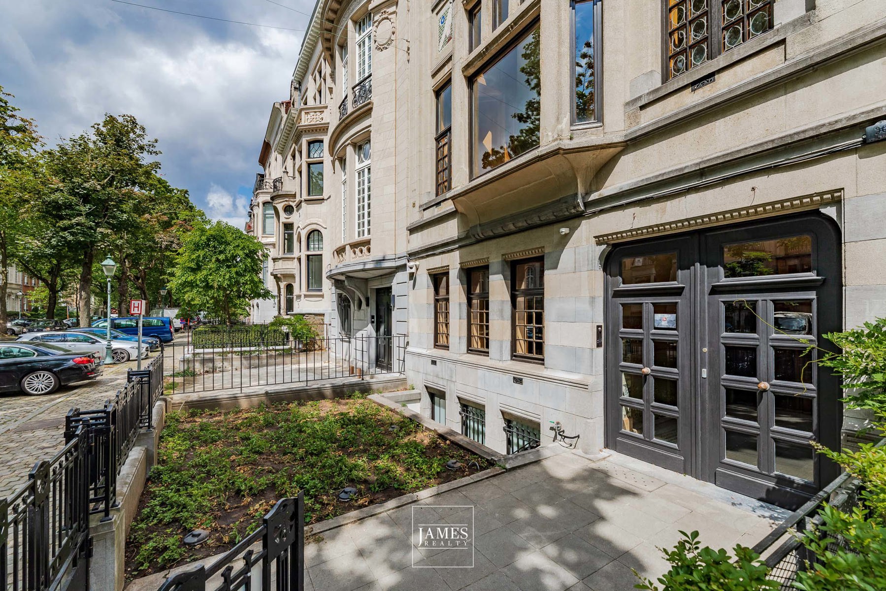 Une maison Art-Nouveau d'exception au coeur du quartier Molière - Image 2
