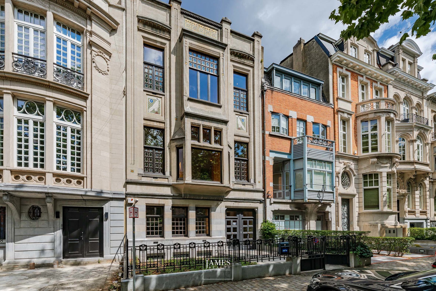Une maison Art-Nouveau d'exception au coeur du quartier Molière - Image 1