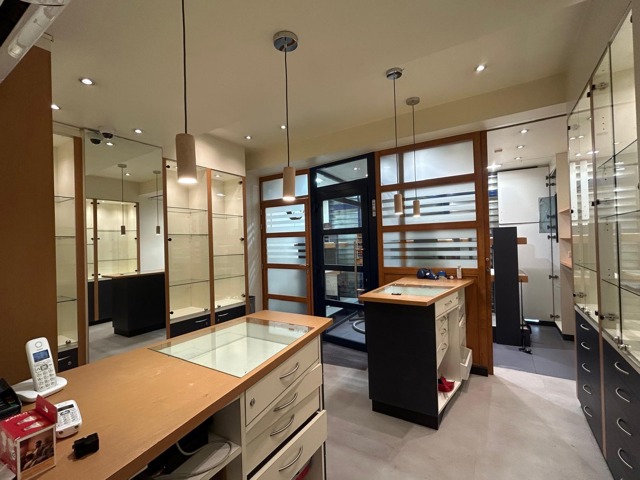 Beau commerce renov� (bijouterie) avec habitation et ext�rieur