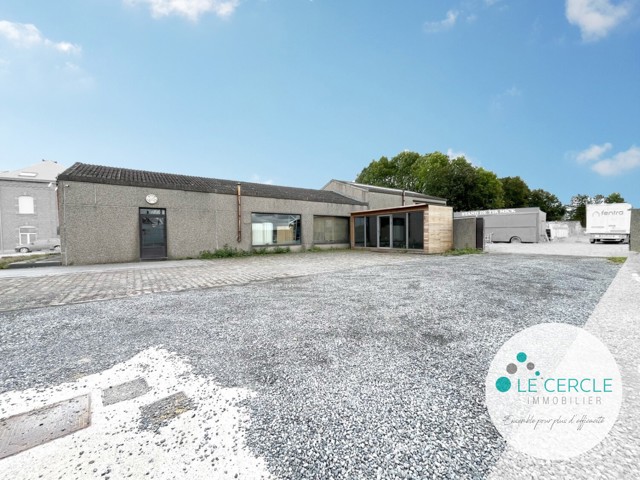 Showroom + entrepôt + parking