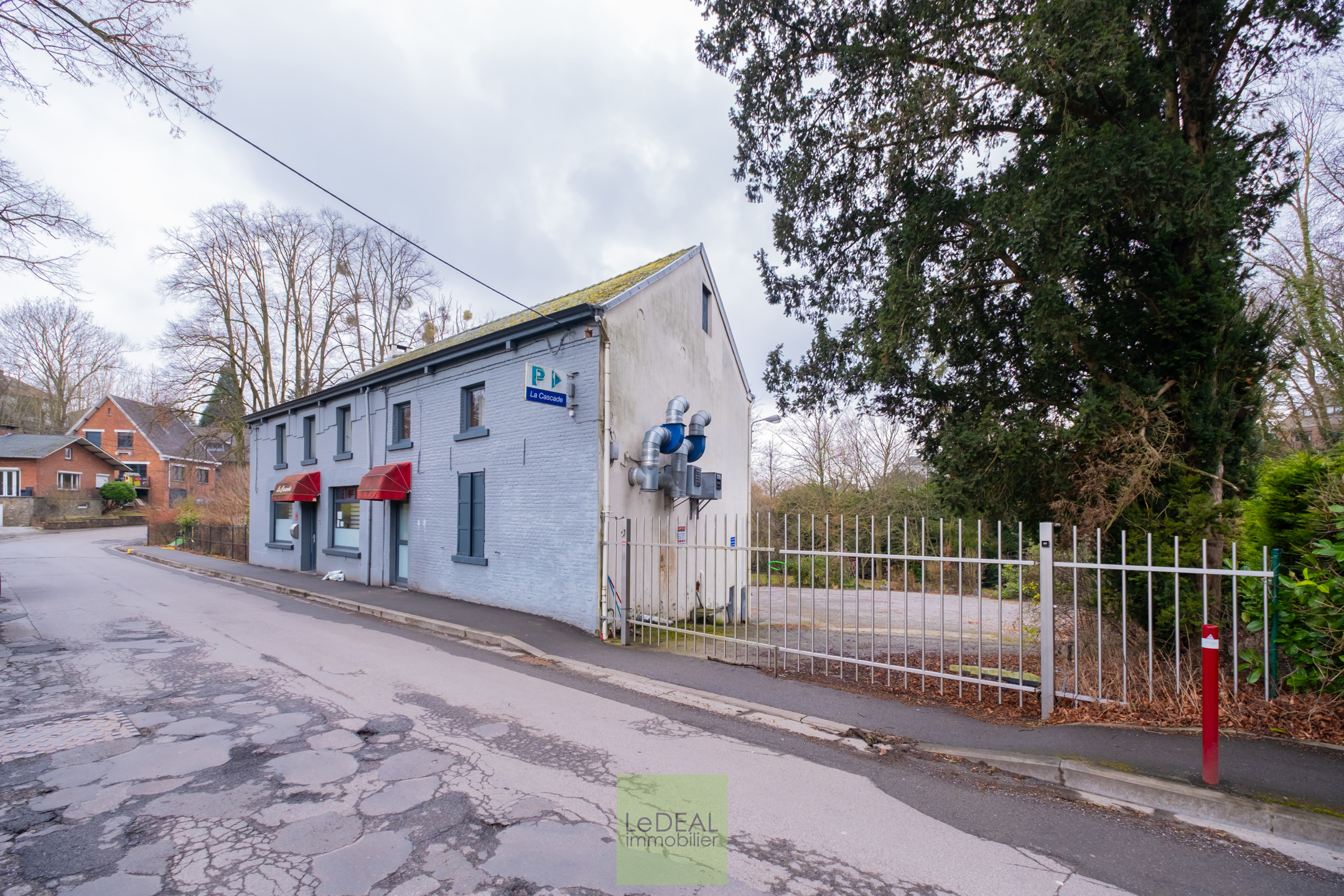 Ensemble immobilier - Bâtiment mixte + 2 terrains à bâtir