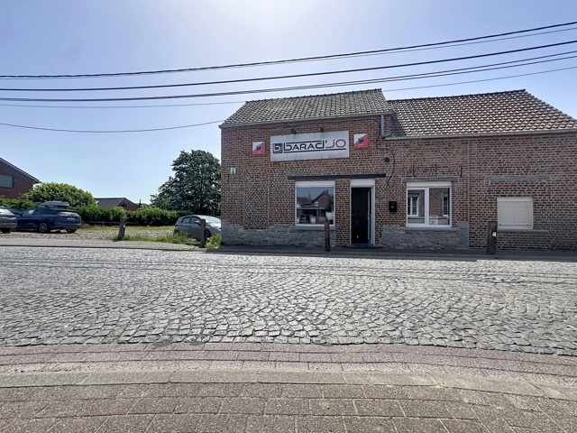 Café avec entrepôt et parking à vendre à Rongy.