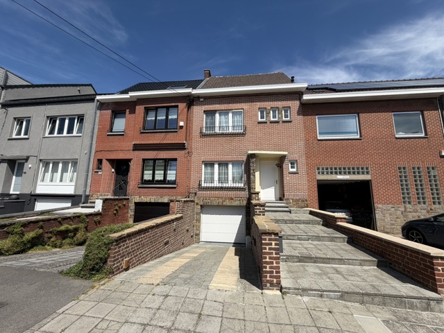 Maison 3 chambres avec garage et jardin.