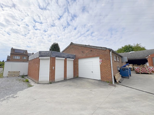Bel entrep�t de 235m� avec parking et terrain