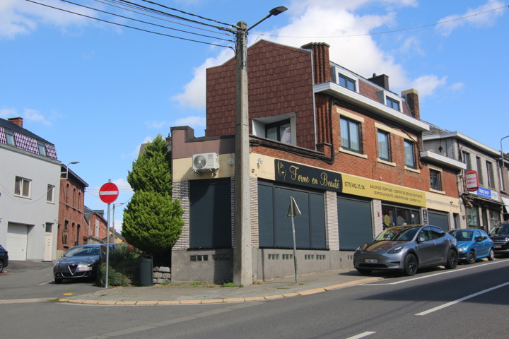 VENTE DIFFEREE prix total 235000 euros Pour visiter Rue Delval 21 0474 204204