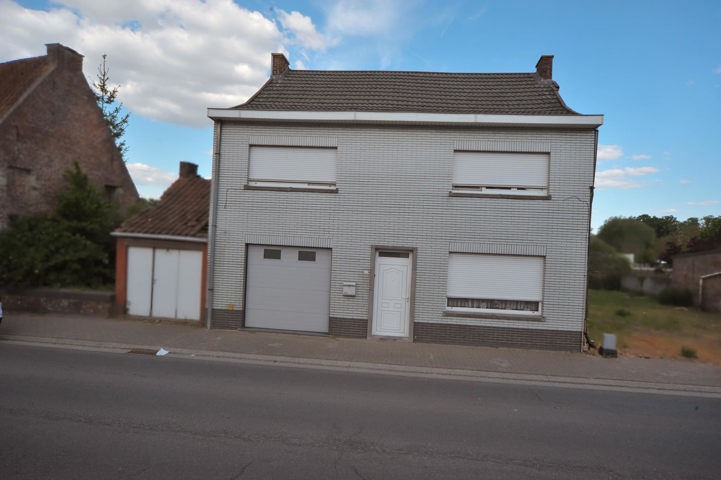 Spacious house to renovate with garage in center Viane