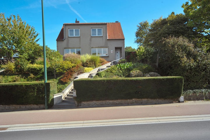 Beautifully located villa with 3 bedrooms and lovely garden