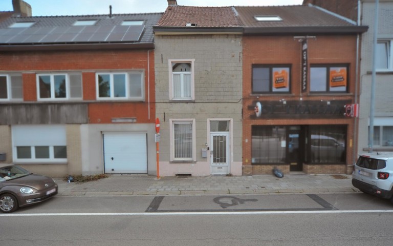 Family home to renovate with large garden near centre Halle