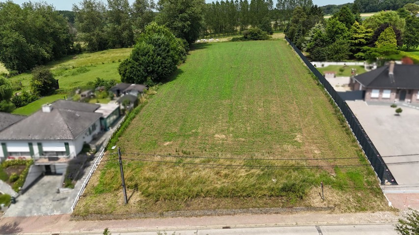 Ruim perceel grond te Moerbeke van 71a 68ca
