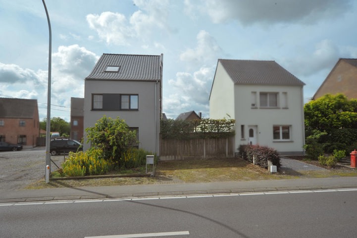 Instapklare driegevelwoning met garage te Opwijk