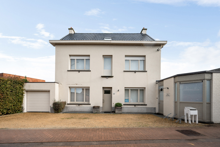 Goed onderhouden woning met praktijkruimte.