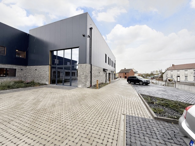 Immeuble commercial - à louer - 5140 