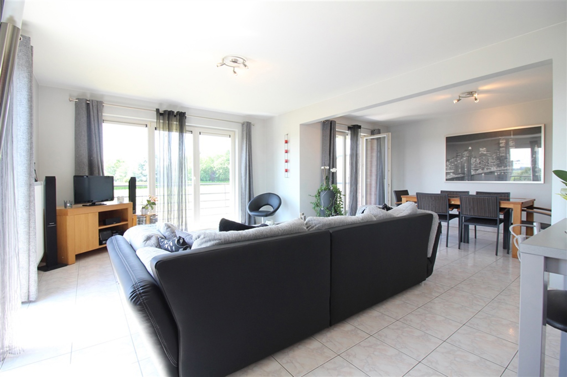 Bel appartement lumineux de 90m² habitables, dans un immeuble récent avec ascenseur, idéalement situé proche des facilités, avec emplacement parking intérieur compris, comprenant un grand séjour, cuisine équipée, hall de nuit, 2 chambres, salle de douche, toilette séparée, buanderie et cave - c.c. gaz. Charges communes : 85€. Une opportunité à saisir sans tarder !