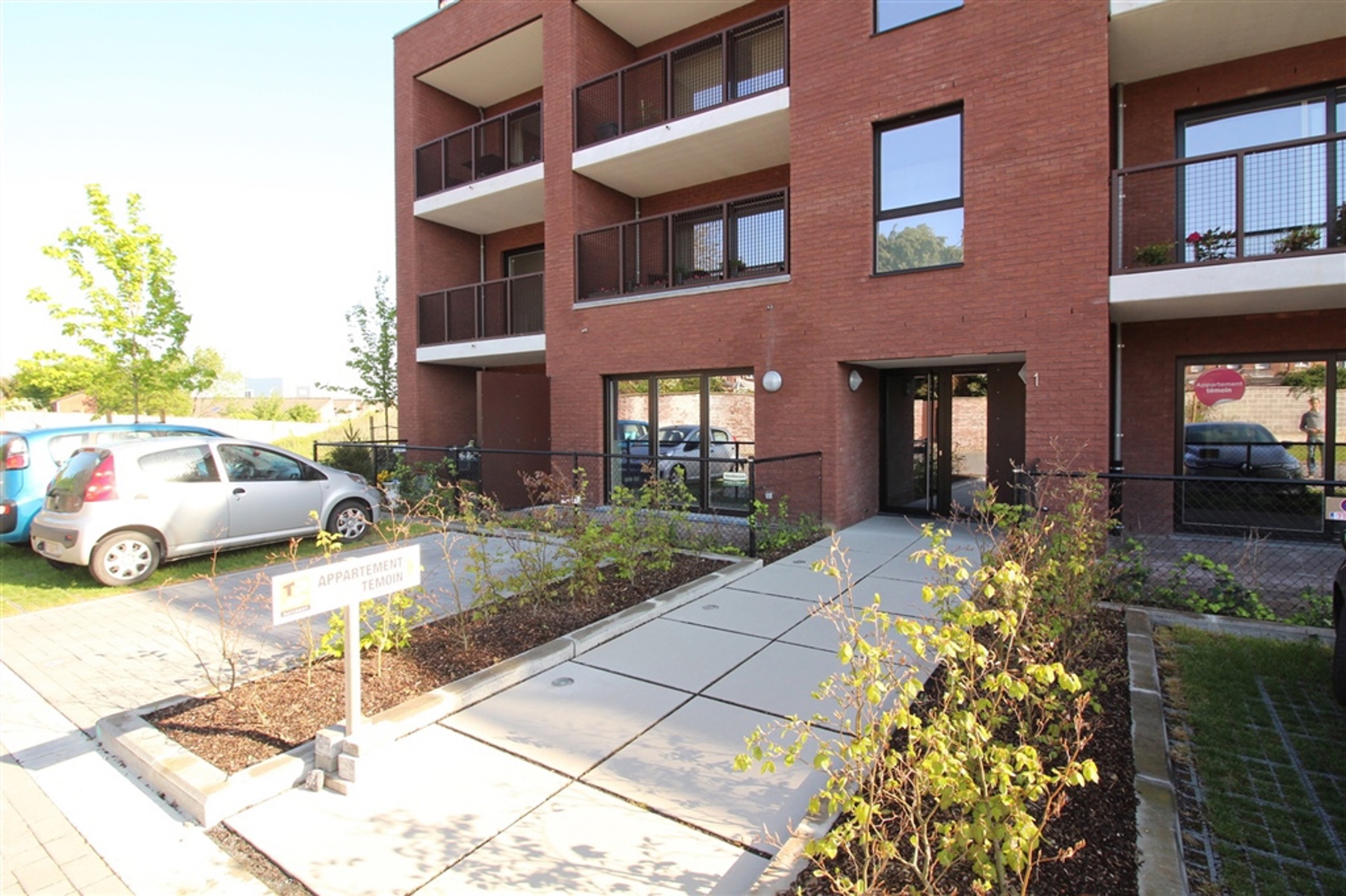 - VISITES SUSPENDUES - Studio neuf et lumineux de 45m² habitables, situé au rez-de-chaussée, dans un immeuble récent, proche des facilités et de la gare, comprenant un grand séjour avec terrasse, cuisine équipée, toilette, salle de douche avec espace buanderie. La location comprend également une cave. Charges: 100 euros (charges communes + consommations de chauffage et d’eau chaude). A découvrir sans tarder.