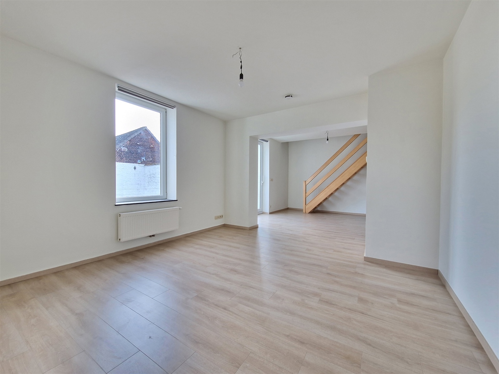 Beau duplex de 80m², situé dans le centre de Frasnes-lez-Buissenal, proche des facilités, très bonne isolation permettant de faibles consommations énergétiques, chauffage central individuel au gaz de ville. Cet appartement comprend un séjour spacieux, grande terrasse de 20m², cuisine équipée, 2 chambres, salle de bain. Les charges communes : 65€. A ne pas manquer !