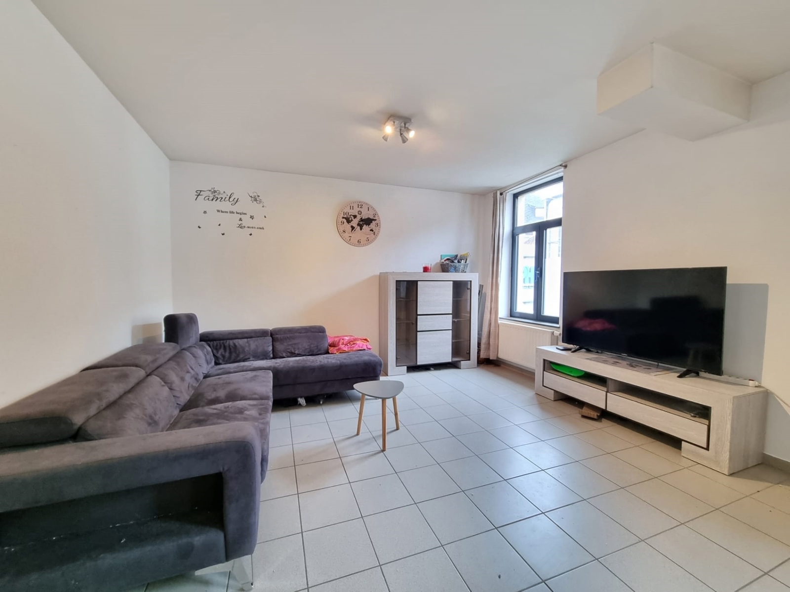 - VISITES SUSPENDUES - Bel appartement lumineux idéalement situé au 1er étage, au centre de Leuze-en-Hainaut et de toutes les facilités.  L’appartement se compose d’un hall d’entrée, grand séjour lumineux, cuisine, 2 chambres et une salle de bains -  c.c. au gaz de ville.  Emplacement de parking. Une opportunité à saisir sans tarder!