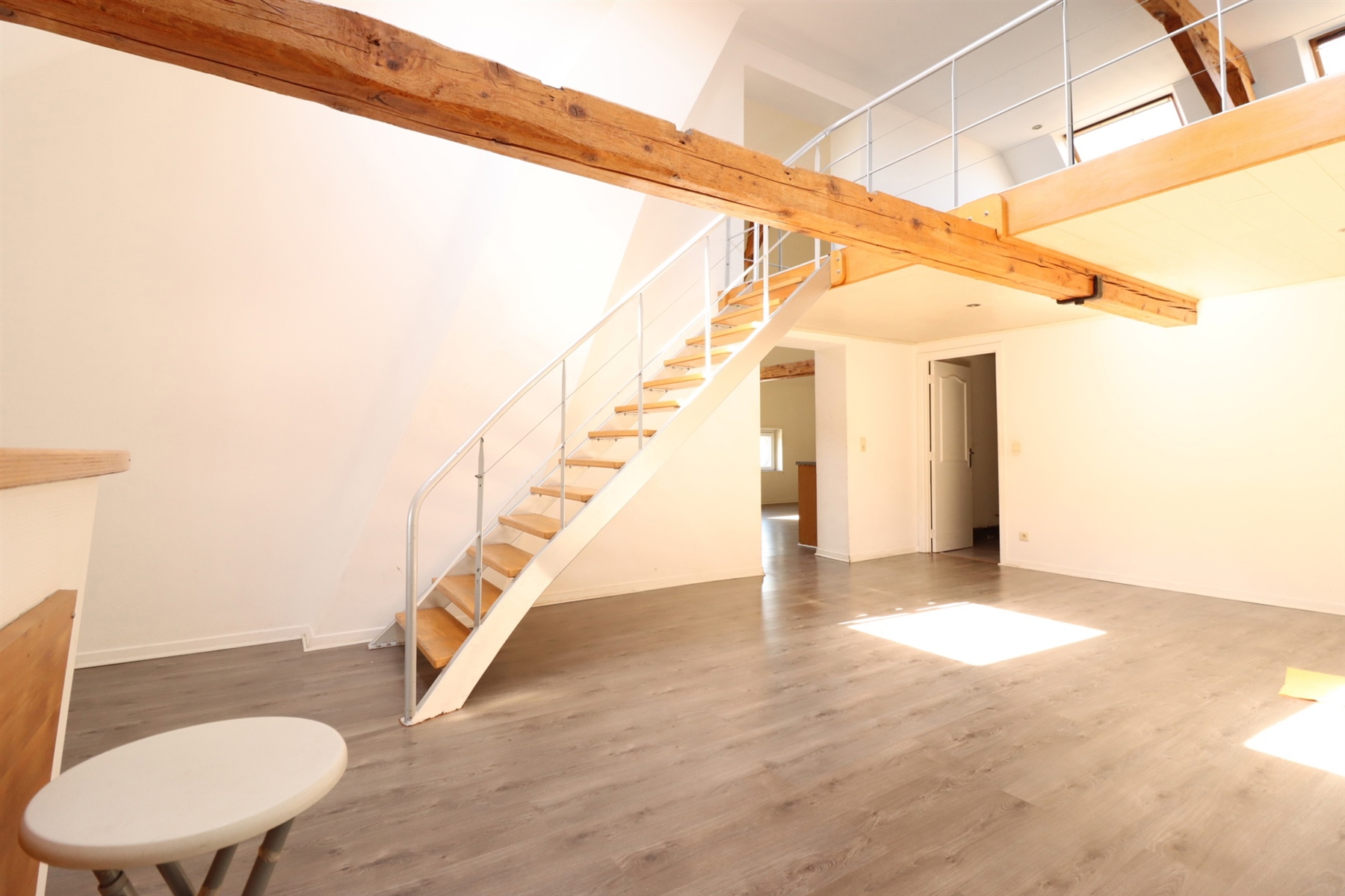 Spacieux duplex situé en plein centre de Frasnes-lez-Buissenal et à proximité des commerces et des grands axes. Il se compose d'un grand séjour avec cuisine équipée, salle de bain avec toilette, buanderie. 3 chambres à l'étage - Chauffage central mazout. 650€ + 150 € de charges pour l’eau et le mazout de chauffage. Disponible de suite pour une période déterminée (jusqu'au 15/03/2026).  Une opportunité à saisir sans plus tarder!