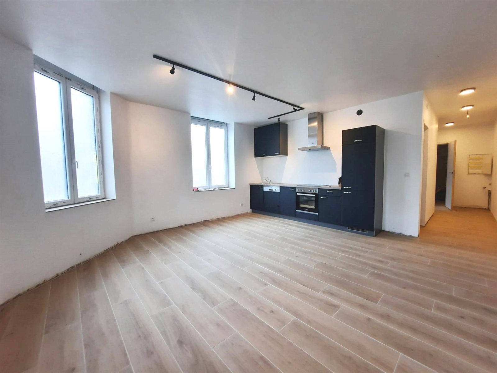 Très bel appartement lumineux tout récemment rénové (2024), idéalement situé au centre de Leuze-en-Hainaut, à proximité de toutes les facilités qu'offre la ville (commerces, écoles, grands axes,...) et à 2 minutes à pied de la gare (trains directs vers Tournai, Ath et Bruxelles). L’appartement se situe au rez-de-chaussée d'un immeuble sans ascenseur et se compose d’un hall d’entrée commun, d’un hall d'entrée privatif menant à un séjour lumineux, d’une cuisine entièrement équipée, d’1 chambre, d’une salle de douche et d’une toilette. Chauffage par le sol via pompe à chaleur. Compteurs d’eau et d’électricité individuels. Situé dans une rue calme avec accès direct au RAVeL. Charges communes : 90 euros (provision de charges comprenant le chauffage, l’entretien de l’adoucisseur d’eau, l’assurance avec abandon de recours, la prévention incendie et l’électricité des communs). Une opportunité à saisir sans tarder !