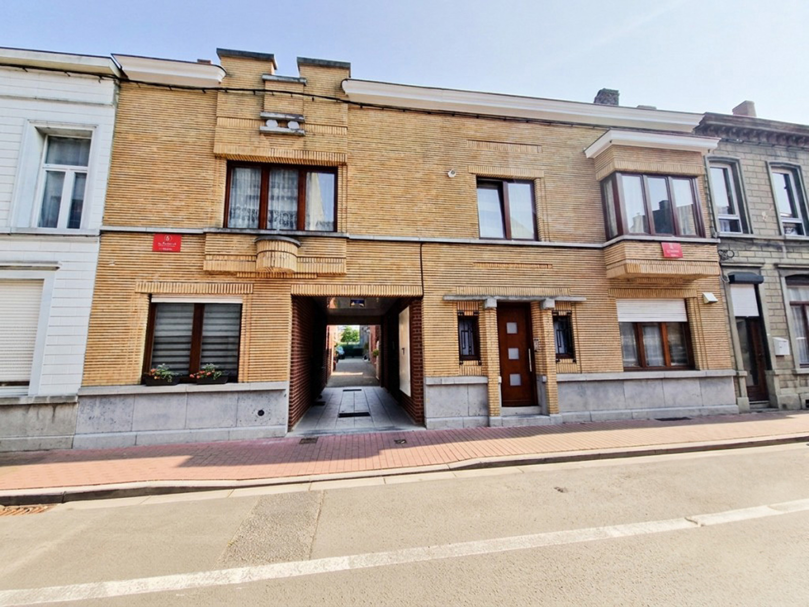 Dit mooie opbrengstpand, dat solide huurinkomsten genereert, is absoluut een bezoek waard. Ideaal gelegen in het hart van Leuze, in een rustige straat en op wandelafstand van alle voorzieningen (station, winkels, scholen, enz.), bestaat het uit 3 appartementen en 2 garages.<br />
<br />
🏠 Appartement 1 – Gelijkvloers (EPC n°20251210016336 : label C)<br />
Woonkamer, keuken, 1 slaapkamer, 1 badkamer en een privatief terras.<br />
<br />
🏠 Appartement 2 – Gelijkvloers (EPC n°20251210016421 : label C)<br />
Inkomhal, woonkamer, eetkamer, keuken, 2 slaapkamers, badkamer, wasruimte en een privatief terras.<br />
<br />
🏠 Appartement 3 – 1e verdieping (EPC n°20251210016585 : label C)<br />
Hal, woonkamer, eetkamer, keuken, 2 slaapkamers, badkamer, wasruimte en een privatief terras.<br />
<br />
Alle drie de wooneenheden beschikken over een gunstig EPC: C, een zeldzaam voordeel voor een opbrengstpand.<br />
<br />
🔧 Technische aspecten<br />
Gemeenschappelijke kelder<br />
Individuele meters voor water / gas / elektriciteit<br />
Individuele gasverwarmingsketels<br />
Conforme elektriciteit<br />
Brandveiligheidsrapport conform<br />
<br />
💰 Rendement<br />
Totale maandelijkse huurinkomsten: € 1.856<br />
<br />
Ons kantoor staat tot uw beschikking voor bijkomende informatie of om een bezoek te organiseren.<br />
<br />
*Prijs onder voorbehoud van aanvaarding door de eigenaars<br />
<br />
