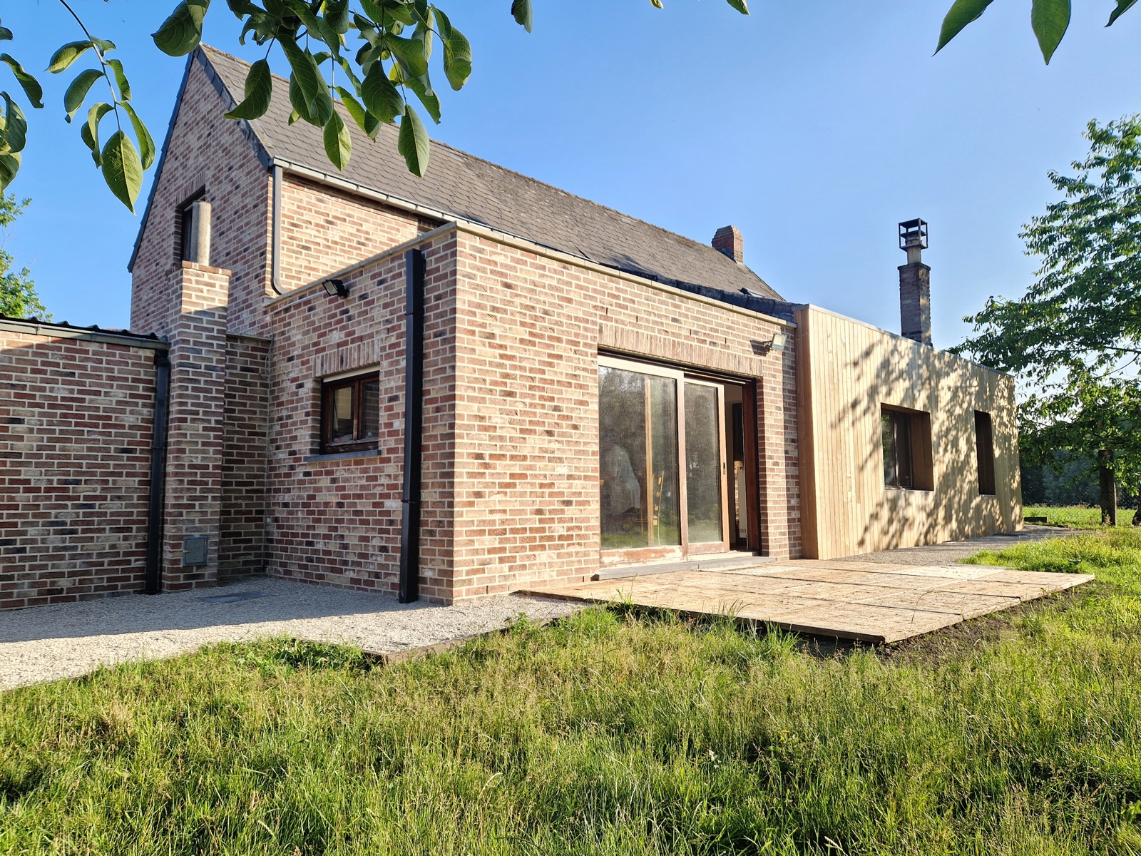 Spacieuse villa 4 façades de 200 m² habitables, implantée sur un terrain entièrement clôturé de 9 ares. Son abri de jardin de 25 m² avec espace barbecue, et sa terrasse orientée plein sud vous permettra de profiter de son agréable environnement. Située en campagne, cette propriété jouit d’un emplacement privilégié, à seulement 5 minutes de Leuze et 15 minutes de Ath, avec accès aisé aux grands axes routiers et commerces. Elle comprend au rez-de-chaussée un hall d'entrée, bureau / chambres, spacieux séjour, cuisine, salle de bain (douche, baignoire, évier, wc), toilette, garage, cave (20 m²). A l'étage : un hall de nuit dessert 3 chambres et un grenier de rangement. Côté technique : c.c. mazout, fosse septique raccordée à l'égout, alarme. Une maison saine dans un cadre verdoyant qui n'attend plus que vous. *Prix sous réserve d'acceptation des propriétaires.<br />
