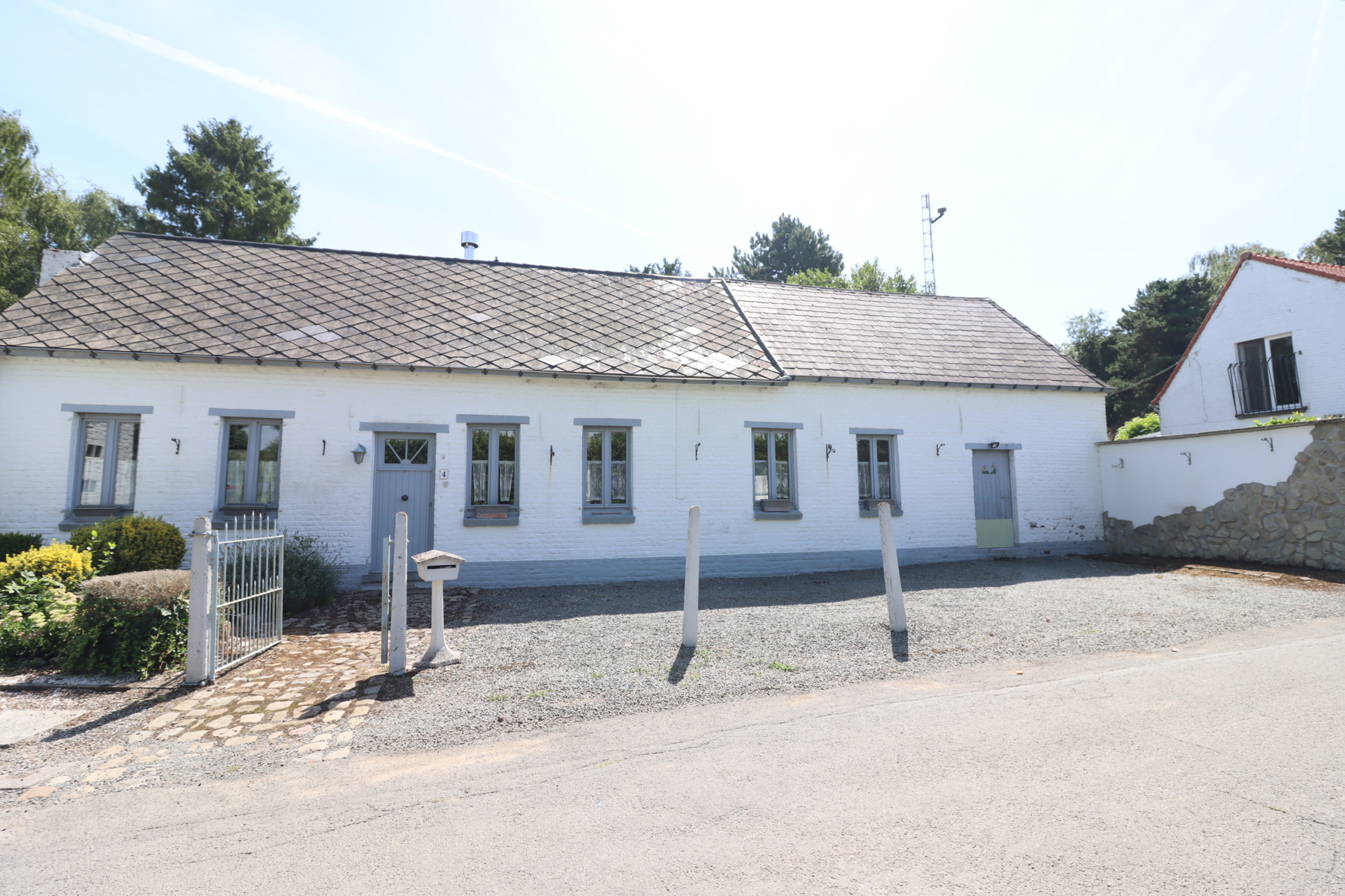 Charmante maison remise à neuf disposant d'un beau jardin avec une magnifique vue dégagée. Elle est située dans un superbe environnement, tout en étant proche des facilités. Au rez-de-chaussée, la maison comprend: un hall d'entrée, séjour, cuisine équipée lumineuse offrant une vue sur le jardin, salle à manger et salle de bain avec WC.  A l'étage: hall de nuit, 2 chambres - Cave et grenier - Chauffage central au mazout + poêle à bois. Une maison idéale pour les amateurs de calme ! 