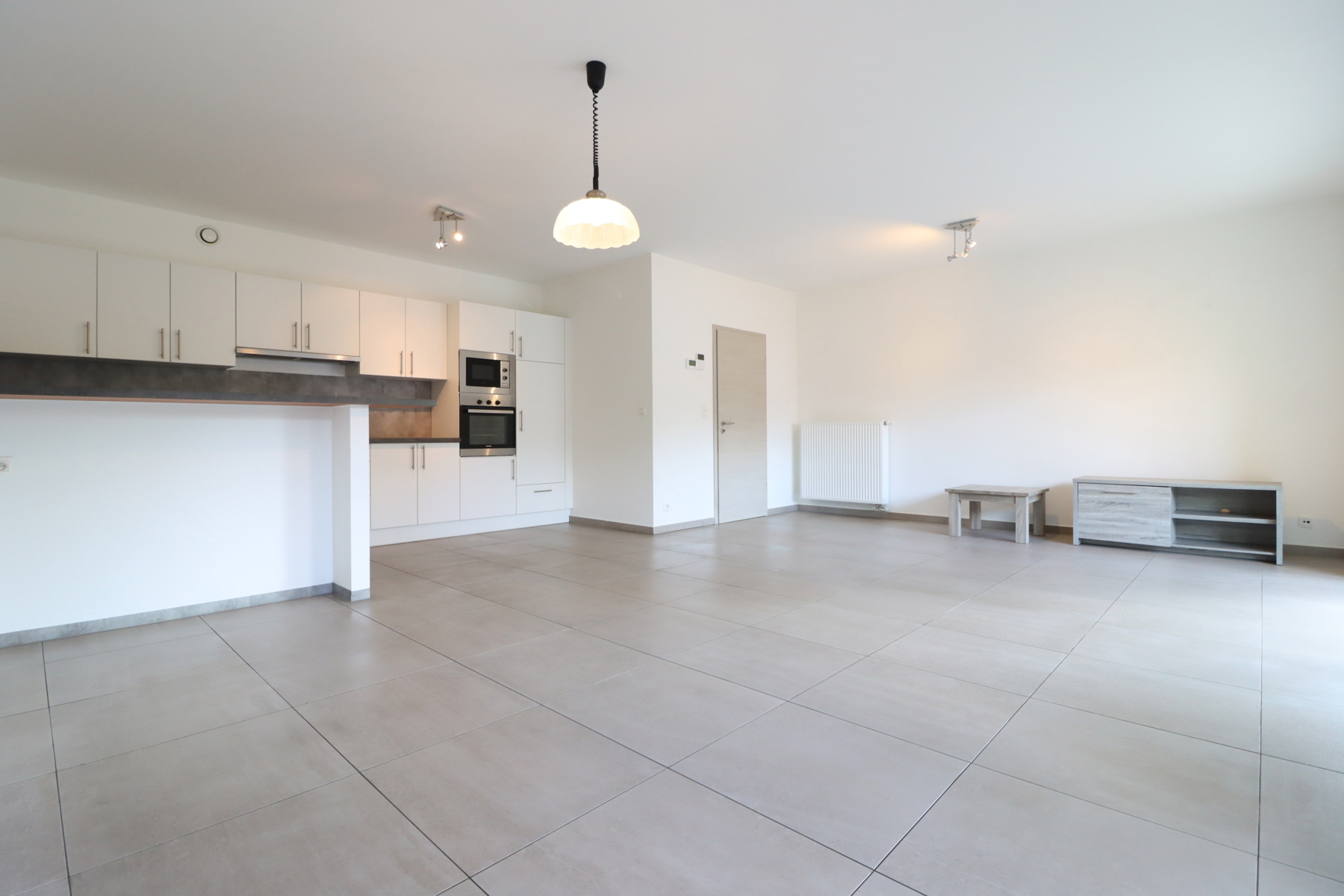 Découvrez ce magnifique appartement neuf, spacieux et lumineux à Frasnes-lez-Buissenal, offrant un espace de vie de 90m² et comprenant un hall d'entrée, un séjour lumineux donnant accès à une terrasse, cuisine entièrement équipée, 2 chambres confortables, une salle de douche pratique et moderne, une toilette séparée, et une buanderie. L'appartement bénéficie également d'un emplacement de parking extérieur - C.C. gaz, VMC. 75€ de ch. communes. Ne manquez cette magnifique opportunité parfaite pour ceux qui recherchent à la fois confort, espace, sérénité et proximité des commodités.