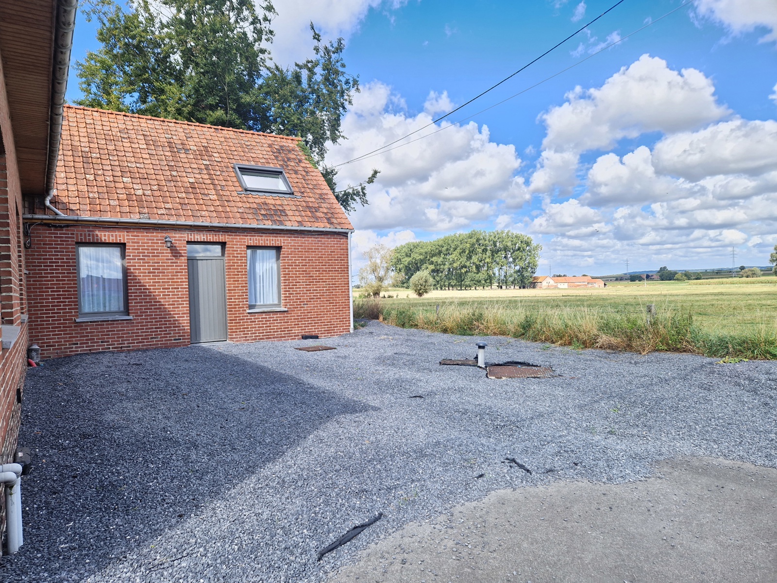 - VISITES SUSPENDUES - Maison rénovée avec jardin clôturé, comprenant au rez-de-chaussée salon, salle à manger, cuisine semi-équipée, salle de douche - A l'étage : hall de nuit, 2 chambres - Chauffage: Poêle à pellets - Emplacements de parking - Charges: 70 euros pour la consommation d'eau, entretien poêle à pellets, entretien de la station d'épuration et assurance avec abandon de recours.  Une belle opportunité à ne pas manquer pour les amateurs de calme et de tranquillité.