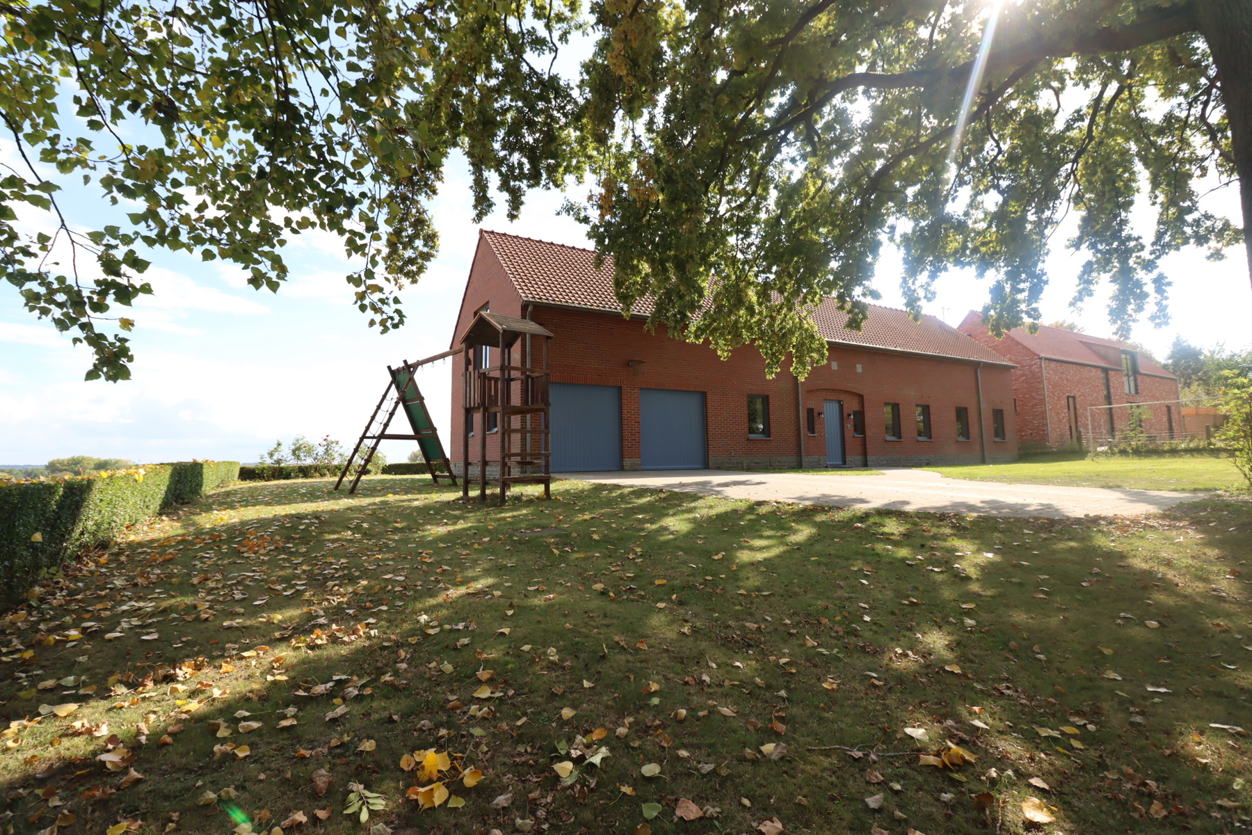 Cette charmante maison avec jardin ayant conservé tout son charme aura de quoi vous séduire. Elle se situe au calme, à l'orée du bois, avec vue dégagée sur la campagne et à moins de 10 minutes des grands axes et de toutes les facilités (écoles, commerces, transports). Elle comprend, au rez-de-chaussée, un hall d'entrée accueillant, magnifique séjour authentique, cuisine équipée spacieuse et lumineuse avec un coin repas et véranda offrant une magnifique vue sur la campagne environnante, un bureau spacieux et lumineux, espace buanderie/chaufferie et toilette séparée. A l'étage: Hall de nuit , 4 chambres, une salle de bain (baignoire + douche), deuxième salle de douche et 1 toilette séparée – Double garage avec portes électriques, facilités de parking - Chauffage central au mazout - Charges pour l'entretien du jardin: 50 euros/mois (remboursables 1x/an après constatation du bon entretien).  Cette adresse pleine de charme offre confort et fonctionnalité et est prête à accueillir votre famille en toute sérénité ! Ne manquez pas ce petit bijou plein d'authenticité!