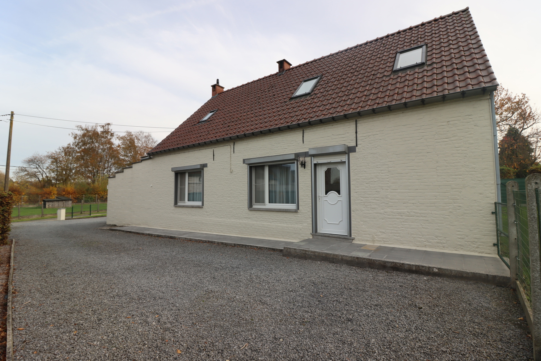 Élégante maison entièrement rénovée avec jardin, terrasse et garages située en plein cœur du charmant village de Buissenal, Elle se compose au rez-de-chaussée d'un vaste séjour lumineux, cuisine équipée récente, bureau, salle de douche, buanderie/chaufferie et toilette séparée. L’étage comprend un hall de nuit, 2 belles chambres et vaste grenier de rangement. Chauffage central au mazout. Charges provisionnelles pour l'entretien du jardin: 50€/mois (remboursable 1x/an après constatation du bon entretien par et aux frais du locataire). ✨ Une superbe opportunité à ne pas manquer les amateurs de calme et de sérénité ! ✨ 