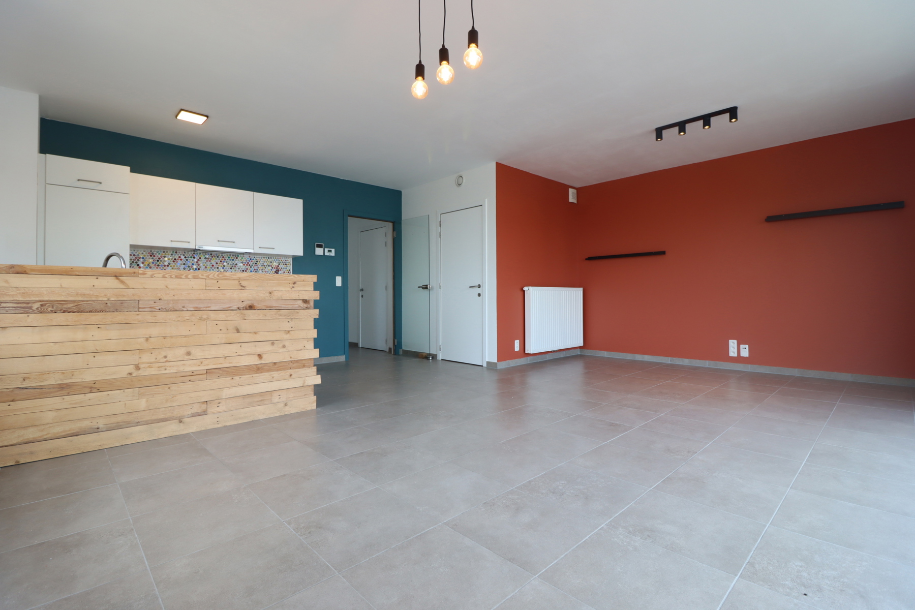 Découvrez ce magnifique appartement neuf, spacieux et lumineux à Ath, offrant un espace de vie de 87m² et comprenant un hall d'entrée, un séjour lumineux donnant accès à un balcon, cuisine équipée, 2 chambres confortables, une salle de douche pratique et moderne, une toilette séparée, et une buanderie/rangement. L'appartement bénéficie également d'un emplacement de parking intérieur - C.C. gaz, VMC. 95€ de ch. communes. Ne manquez cette magnifique opportunité parfaite pour ceux qui recherchent à la fois confort, espace, sérénité et proximité des commodités.