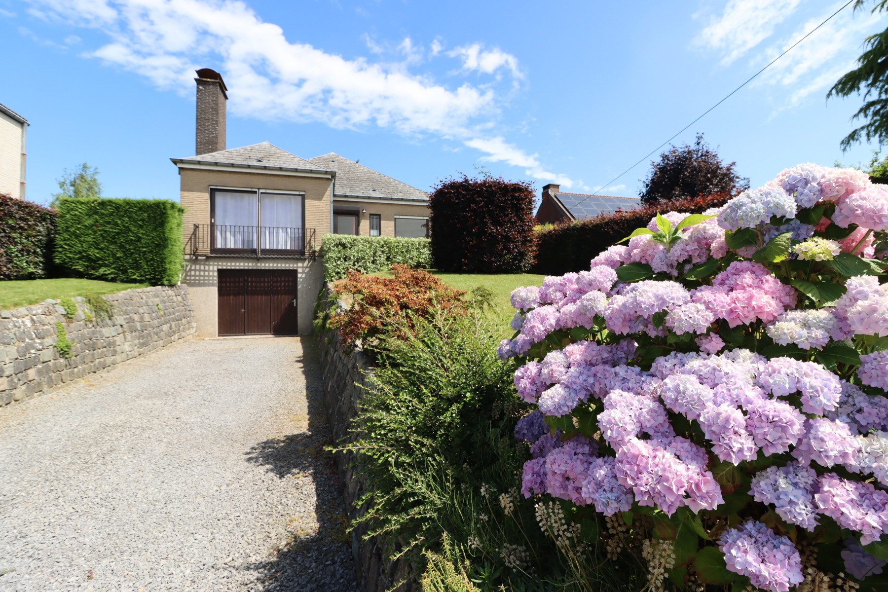 Charmante gelijkvloerse villa met een bewoonbare oppervlakte van 110 m², voorzien van een mooie aangelegde tuin en een prachtige, bloemrijke voorgevel, gelegen op een perceel van 749m².<br />
<br />
De woning geniet van een uitstekende ligging in een rustige en aangename wijk, op wandelafstand van het centrum van Frasnes, winkels en belangrijke invalswegen.<br />
<br />
Indeling: inkomhal, lichtrijke woonkamer, eetkamer, keuken, badkamer, 4 slaapkamers en een toilet. Ondergrond : een garage, een bergruimte en een was-/stookruimte – centrale verwarming op stookolie en een open haard.<br />
<br />
Ons kantoor staat tot uw beschikking om u deze mooie opportuniteit te laten ontdekken!<br />
<br />
Prijs onder voorbehoud van aanvaarding door de eigenaars.
