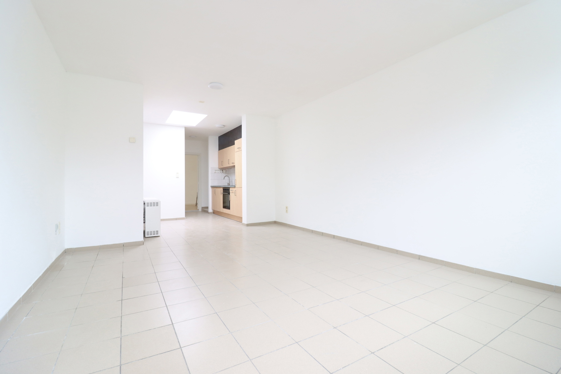 Joli appartement avec cour commune, entièrement remis à neuf et situé au rez-de-chaussée d'un immeuble sans ascenseur. Il comprenant, un vaste séjour lumineux, cuisine équipée, emplacement prévu pour la machine à laver, une chambre, salle de douche avec W-C, bureau/chambre enfant, local technique. Prix: 650€+10€ de charge communes! Libre de suite! Une opportunité rare à ne pas manquer! Certificat PEB numéro: 20160412023338 (Label:G) 