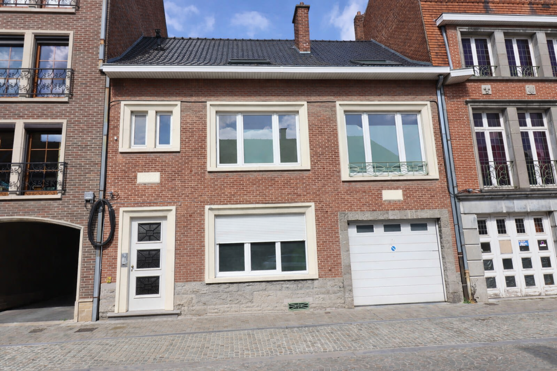 Spacieux appartement de 105 m² habitables situé au 1er étage d'un immeuble récent, sans ascenseur, à proximité immédiate du centre ville et de toutes ses facilités.  L'appartement comprend un hall d’entrée commun, un pallier, un vaste hall privatif, un séjour lumineux, une cuisine semi-équipée, 2 chambres, une salle de bain avec WC ainsi qu'une seconde toilette séparée. Le bien dispose également d'une cave et d'un chauffage central individuel au gaz de ville. Loyer: 720€ + 10€ pour l'assurance avec abandon de recours. Une belle opportunité à découvrir sans tarder! Label PEB: B - Code unique: 20220218001826