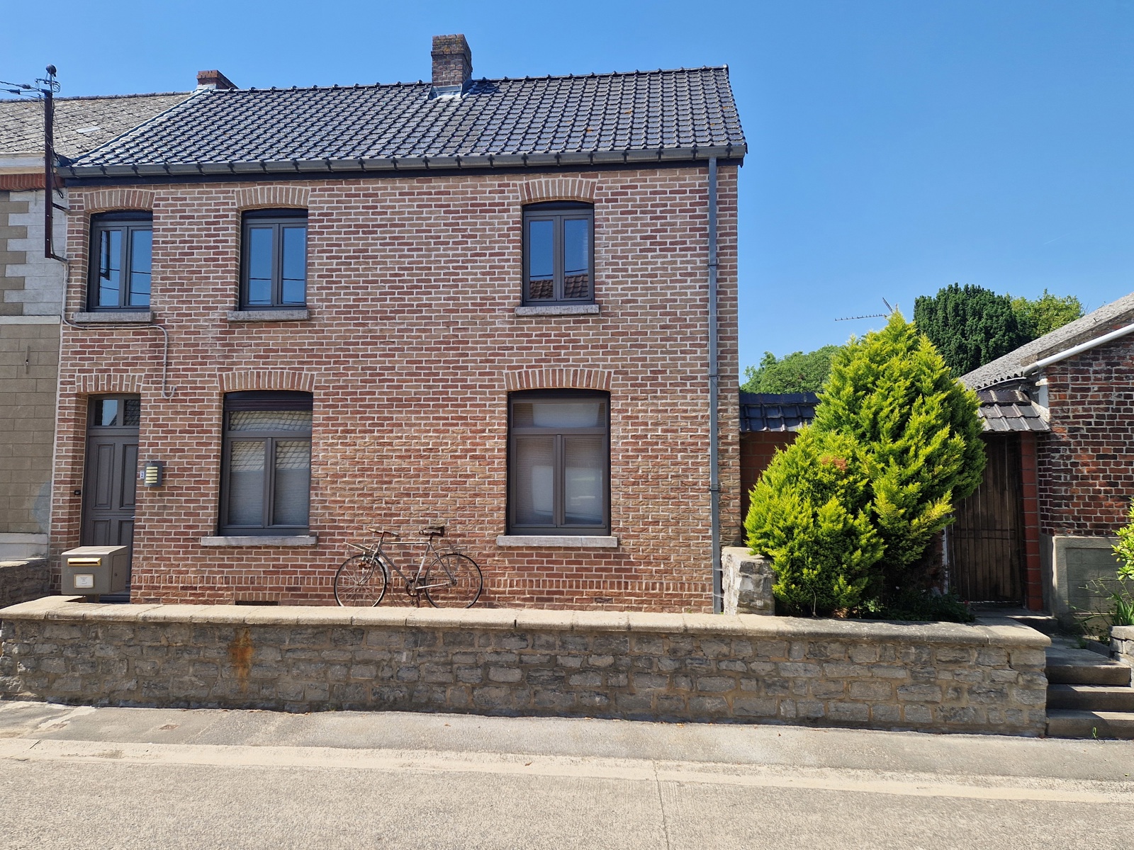 Laat u ook verleiden door deze charmante woning, die met de grootste zorg werd onderhouden en gelegen is in het dynamische dorp Ligne. Het gezellige interieur en de intieme tuin maken van deze woning een echte favoriet.<br />
Een ruime kamer verwelkomt de bezoeker en kan dienen als hal, bureau of polyvalente ruimte (spelletjes, opbergruimte…). De woonkamer en eetkamer strekken zich vervolgens over de volledige lengte van de woning uit, terwijl de keuken voldoende ruimte biedt voor een ontbijthoek. Op het gelijkvloers vindt u ook een badkamer met toilet en een wasruimte.<br />
De verdieping bestaat uit 2 mooie slaapkamers, waarvan één toegang geeft tot de bovenste verdieping waar zich een 3e slaapkamer bevindt, evenals een zolderruimte.<br />
Buiten geniet u van verschillende zones: een open terras, houtopslag, siergazon, kippenhok en chalet.<br />
Technische aspecten: pelletkachel, houtkachel, centrale verwarming op stookolie, houten ramen met dubbele beglazing, kelder, EPC D (20260611027319).<br />
Naast de intrinsieke kwaliteiten van de woning biedt Ligne nog tal van voordelen: school, restaurants, slagerij, apotheek...<br />
Tip: wacht niet te lang en neem contact met ons op om een bezoek te regelen. Tot binnenkort!<br />
*Prijs onder voorbehoud van aanvaarding door de eigenaar.